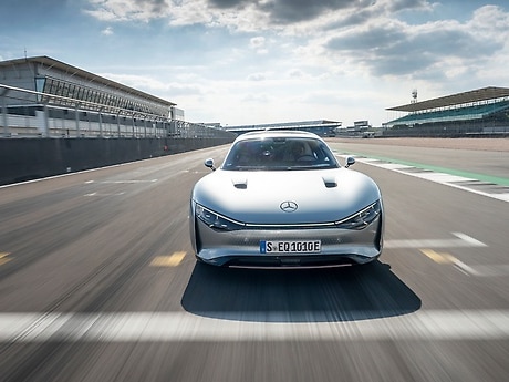 VISION EQXX surpasses own efficiency record on summer road trip from Stuttgart to Silverstone (GB) with 1,202 kilometers on a single battery charge.