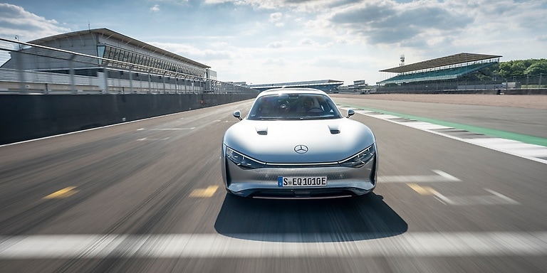 VISION EQXX surpasses own efficiency record on summer road trip from Stuttgart to Silverstone (GB) with 1,202 kilometers on a single battery charge.