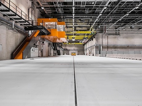 Once everything has been measured and the 100 kg, 1.88 m tall crash-test dummies and their diversely dimensioned family members have been correctly positioned and safely secured with their seat belts, the crash-test vehicle can start its ultimate journey.