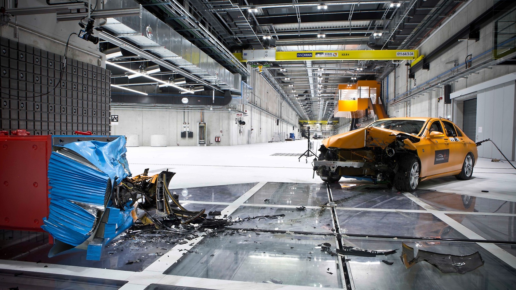 Termination of a business trip: The actual crash takes just about 120 milliseconds. In order not to miss a detail, the tests are documented by high speed cameras taking 1,000 images per second.