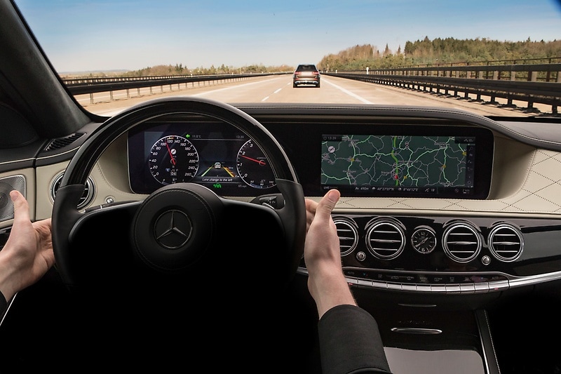 Mercedes-Benz Intelligent Drive in der neuen S-Klasse: Aktiver Spurwechsel-Assistent unterstützt beim Lenken auf die Nachbarspur.
