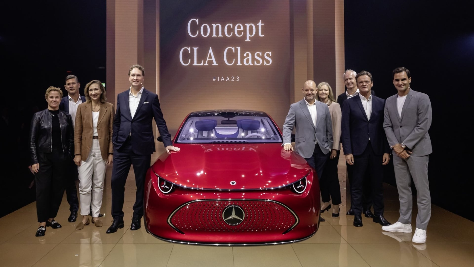 Der Mercedes-Benz Vorstand mit Roger Federer und dem Concept CLA Class.