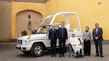 Papst Franziskus erhält das erstes elektrisches „Papamobil“. Ola Källenius (2. von links) wurde beim Termin am Petersdom von Britta Seeger, Vorstandsmitglied verantwortlich für Vertrieb und Marketing, sowie von Marc Langenbrinck (links), CEO von Mercedes-Benz Italia, und Karl Schregle (rechts), Leiter Vertrieb MBC Europa, begleitet. 