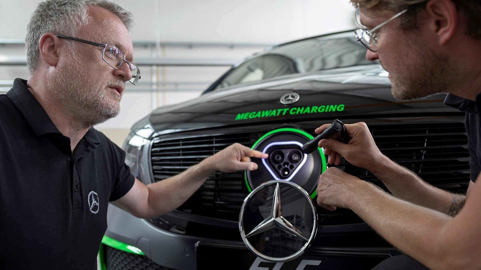 Ganzheitlicher Forschungsansatz: Experimental-Lade-Fahrzeug ELF vereint Fahrzeug-Innovationen mit infrastrukturellen Konzepten für ein nahtloses, intelligentes Ladeerlebnis .