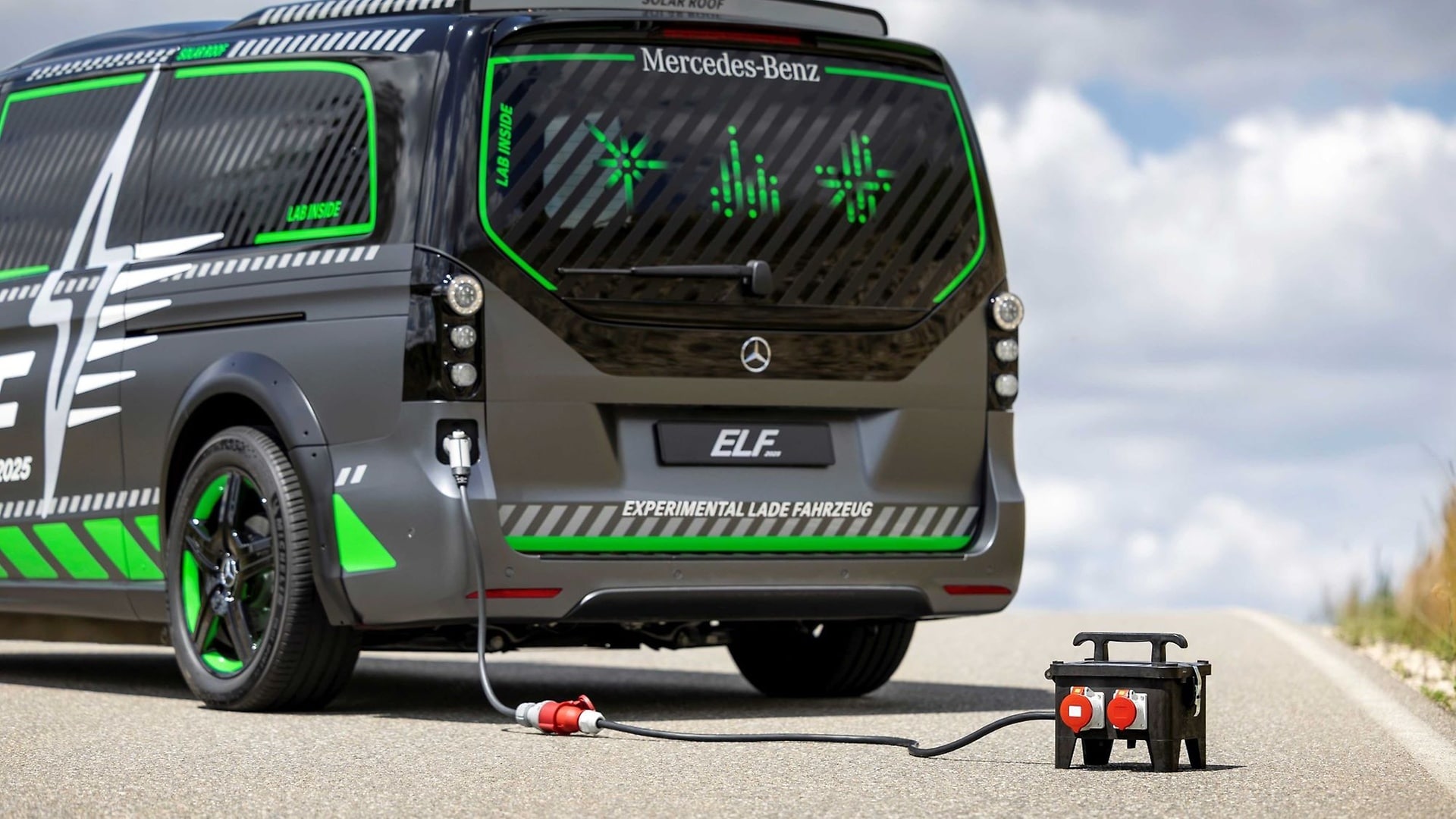 Bidirektionales Laden mit AC und DC: Das Fahrzeug wird zum Energiespeicher für Gebäude, elektrische Verbraucher und Stromnetz.