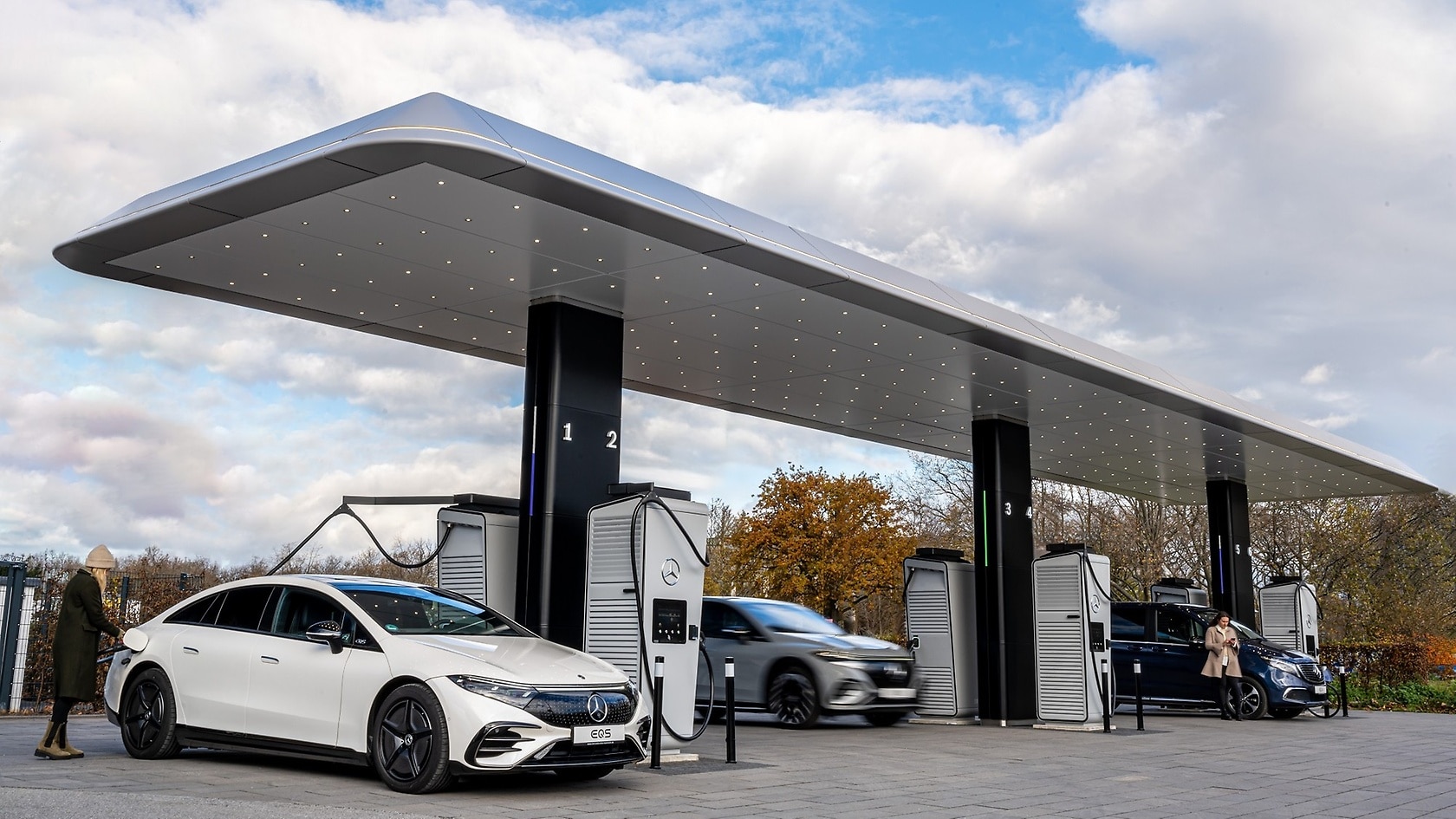 MercedesBenz opens first European Charging Hub MercedesBenz Group > Innovations > Drive