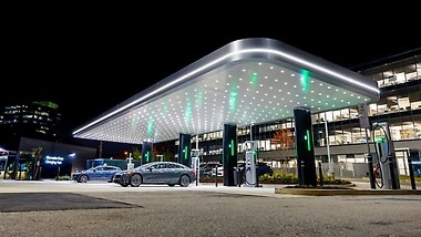 Mercedes-Benz eröffnet ersten eigenen Charging Hub in Nordamerika am Firmensitz in Sandy Springs, Georgia. 