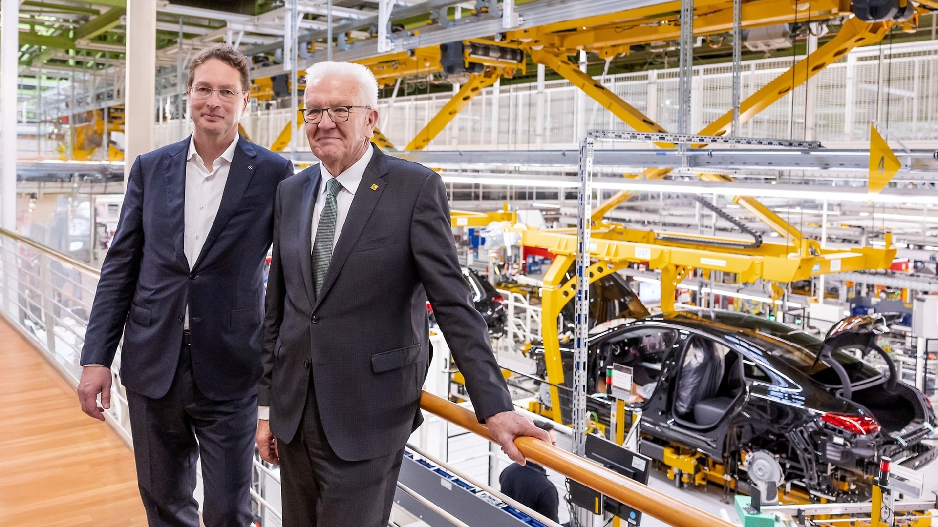 Start of production of the new CLA at Rastatt: Ola Källenius (Chairman of the Board of Management of Mercedes-Benz Group AG) and Winfried Kretschmann (Minister-President of Baden-Württemberg).