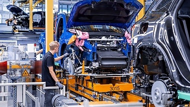 Mit „Next Level Production“ stellt Mercedes-Benz die Weichen für die kommende Modelloffensive: intelligent, flexibel, effizient, digital, nachhaltig und resilient.