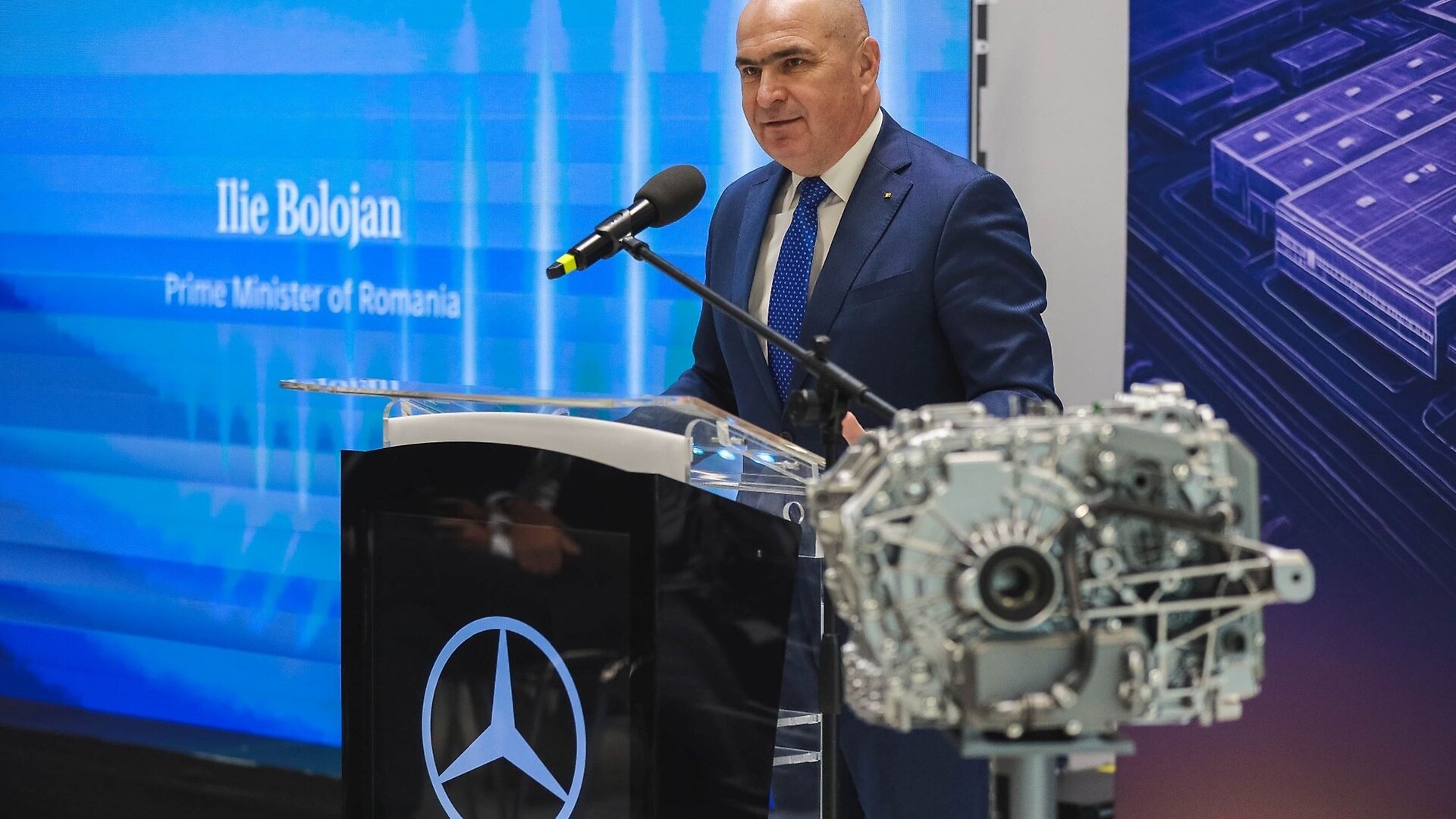 Ilie Bolojan, Ministerpräsident von Rumänien, beim offiziellen Produktionsstart der elektrischen Antriebseinheiten für den neuen GLC bei Star Assembly.