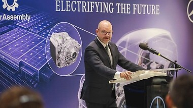 Jörg Burzer, Mitglied des Vorstands der Mercedes-Benz Group AG, beim offziellen Produktionsstart der elektrischen Antriebseinheiten für den neuen GLC bei Star Assembly.