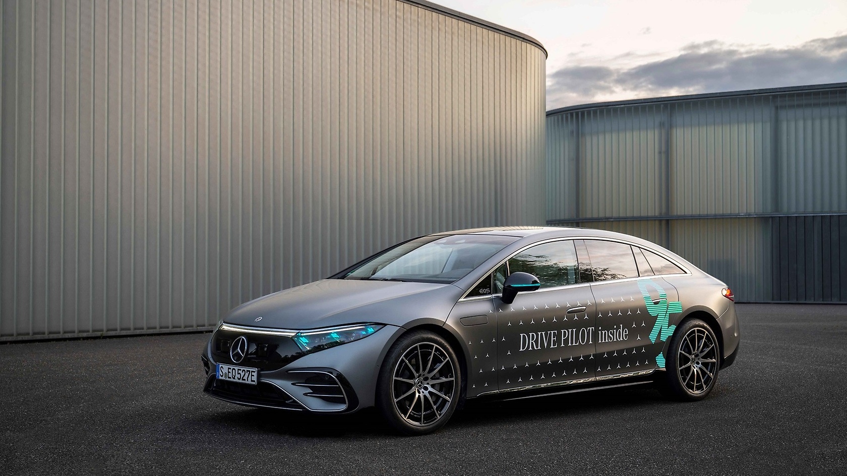 Mercedes-Benz erhält Genehmigung zur Erprobung spezieller Markierungsleuchten für automatisiertes Fahren in Deutschland.