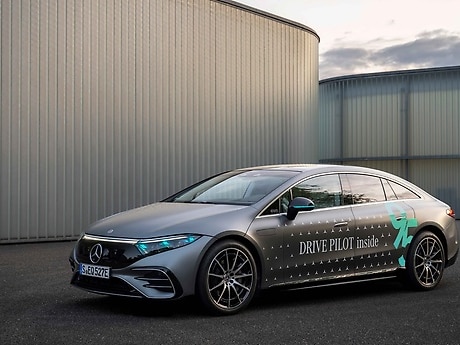 Mercedes-Benz erhält Genehmigung zur Erprobung spezieller Markierungsleuchten für automatisiertes Fahren in Deutschland.