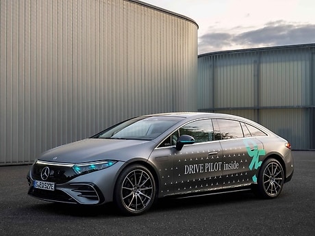 Mercedes-Benz approved to test special marker lights for automated driving in Germany.
