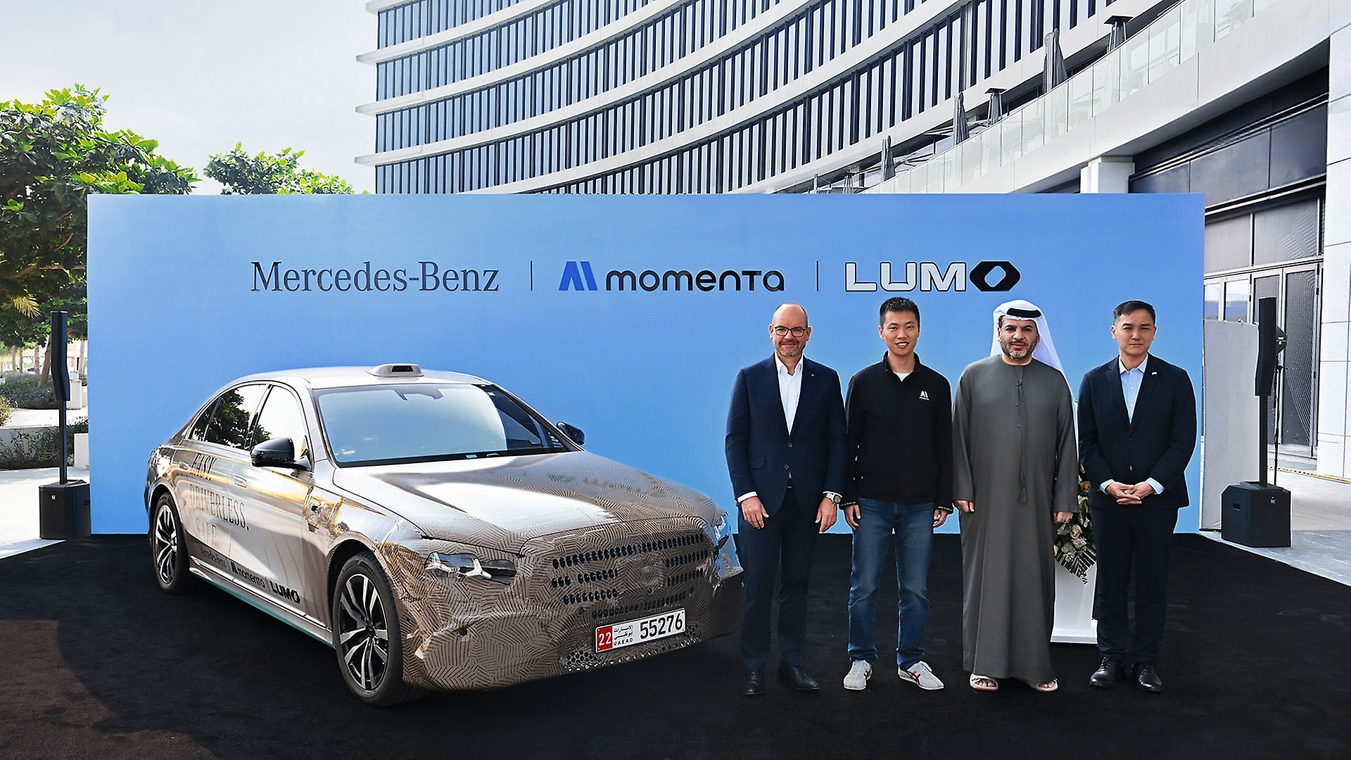 Mercedes-Benz und Momenta kooperieren mit lokalem Mobilitätsanbieter Lumo für Robotaxi-Angebot mit S-Klassen. Von links: Jörg Burzer (Vorstandsmitglied der Mercedes-Benz Group AG), Xudong Cao (Gründer und CEO Momenta), Exz. Faisal Abdulaziz Al Bannai (Advisor to the UAE), Sean Teo (Geschäftsführer von Lumo).