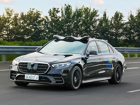 Mercedes-Benz erhält Zulassung zum Testen vollautomatisierter Fahrsysteme nach SAE-Level 4 in Peking für die Anwendung in Privatfahrzeugen.