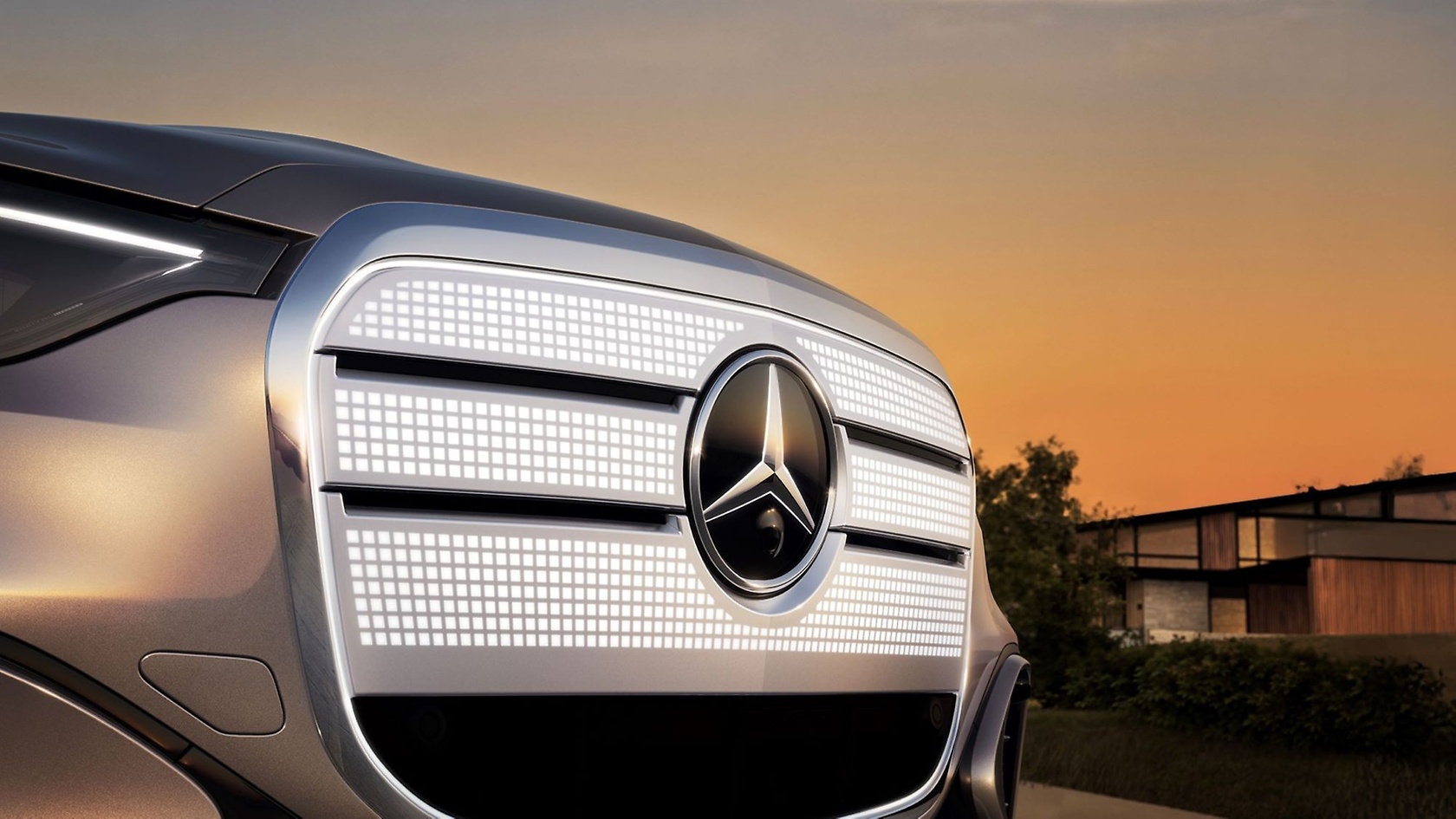 Reimagined iconic grille features a chromed frame, a smoked-glass-look lattice structure and integrated contour lighting.