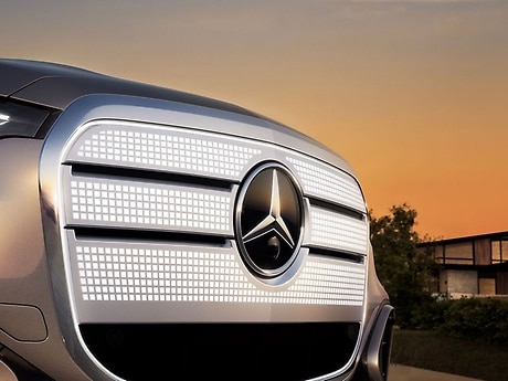 Reimagined iconic grille features a chromed frame, a smoked-glass-look lattice structure and integrated contour lighting.