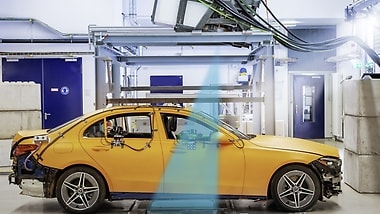 Mercedes-Benz makes all processes in vehicle structures and dummies in a crashtest visible for the first time.