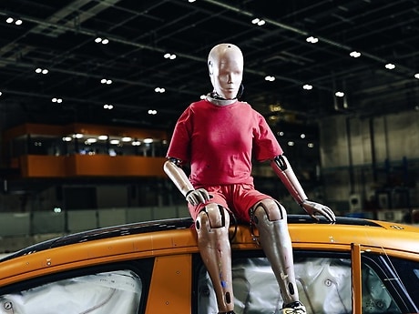 Mercedes-Benz introduced the Hybrid III 5th Percentile Female dummy even before it was officially required by law.