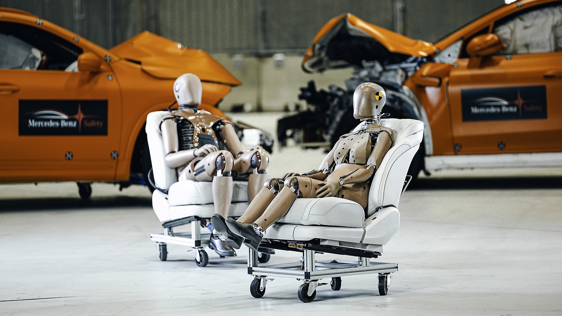 With around 150 sensors, the dummies measure the exact forces and paths that act on them during a crash test. This allows conclusions to be drawn about the probability of injury.