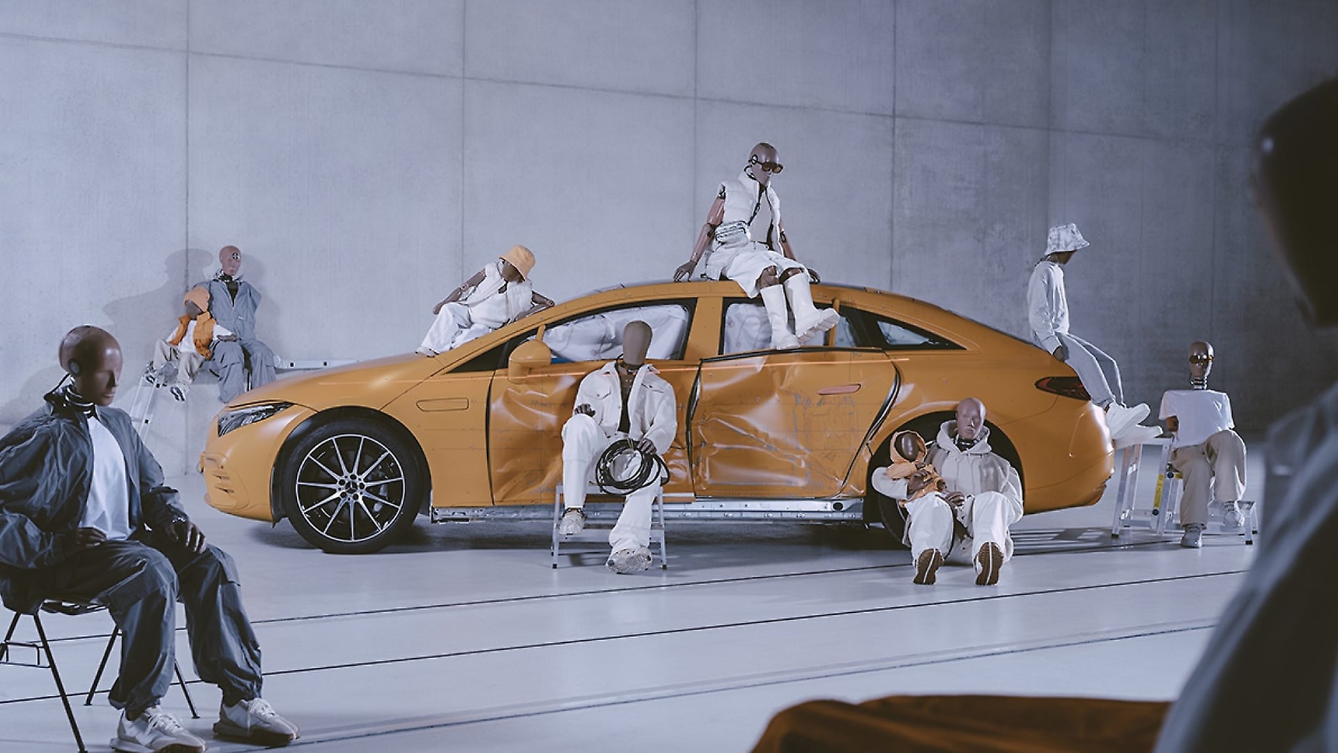 Für die Crashtests von Mercedes-Benz stehen 120 Dummys in 21 Varianten bereit.