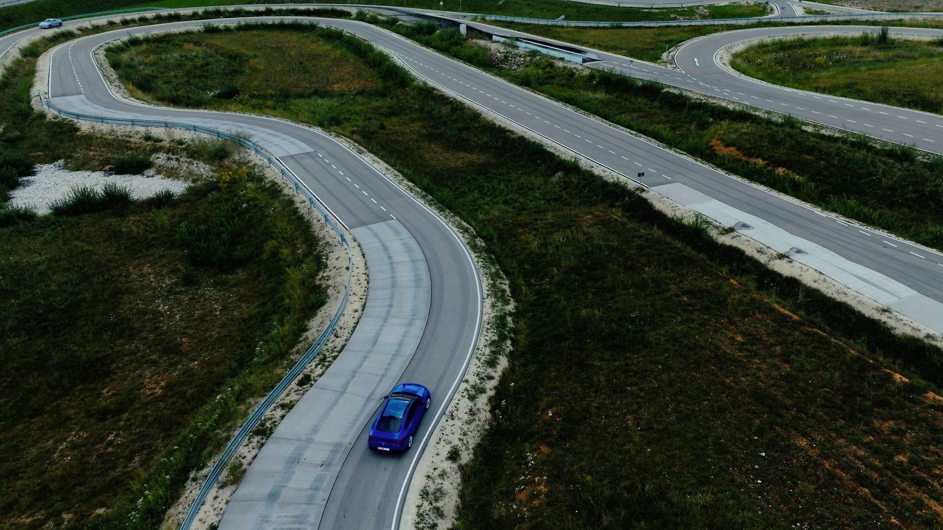Abhängig vom Fahrzeugtyp absolvieren die Erprobungsfahrzeuge bis zu 6.000 Kilometer auf diesem Rundkurs.