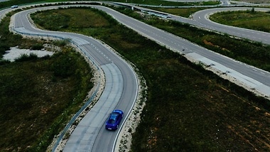 Abhängig vom Fahrzeugtyp absolvieren die Erprobungsfahrzeuge bis zu 6.000 Kilometer auf diesem Rundkurs.