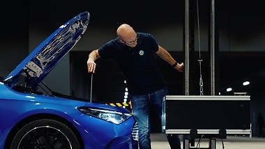 Vorbereitung eines Mercedes-Benz CLA für den Lichtkanal.