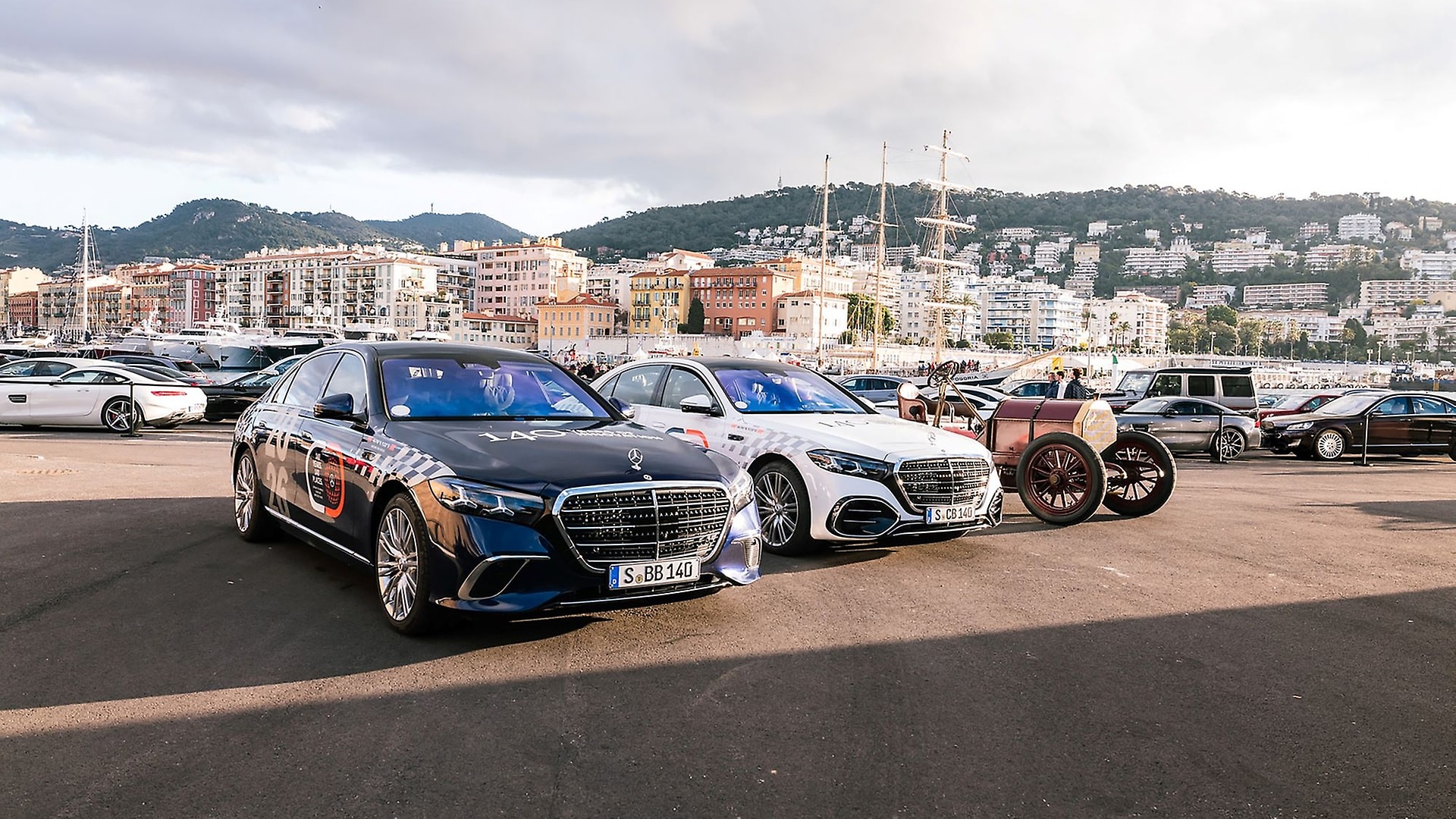 The anniversary convoy with 140 customer vehicles arrives at the harbour in Nice (France) on 1 February. The tour travels along the Route Napoleon. Among them is the luxurious sports and prestige vehicle 'Mercedes 35 PS', which formed the basis for the Mercedes Simplex models introduced from 1902 onwards.