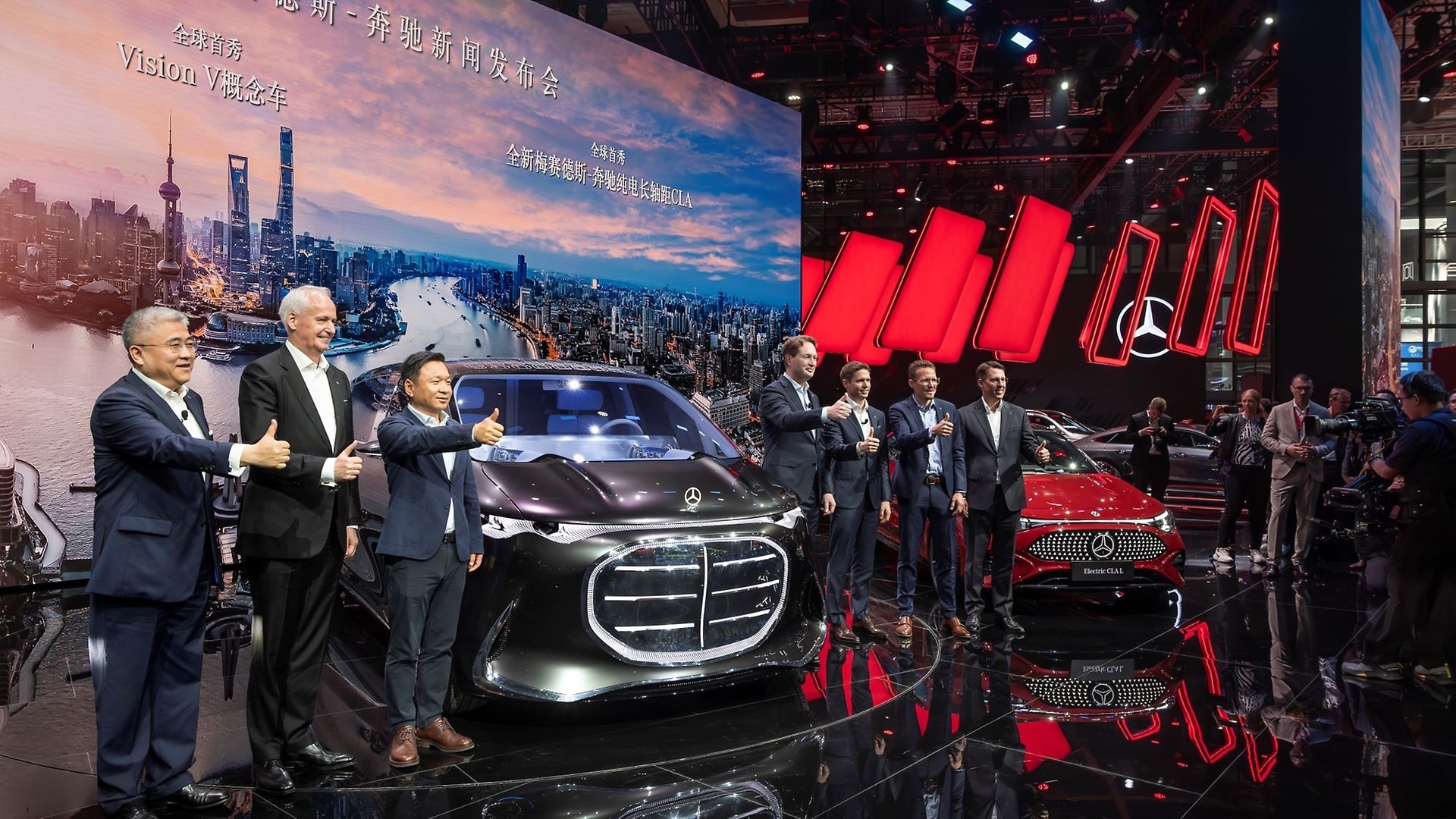Beide Fahrzeuge wurden bei einem besonderen Pre-Show-Event im „West Bund Art Center“ vorgestellt und erhalten bis zum 2. Mai einen Ehrenplatz auf dem Mercedes-Benz Stand im „National Exhibition and Convention Center“.