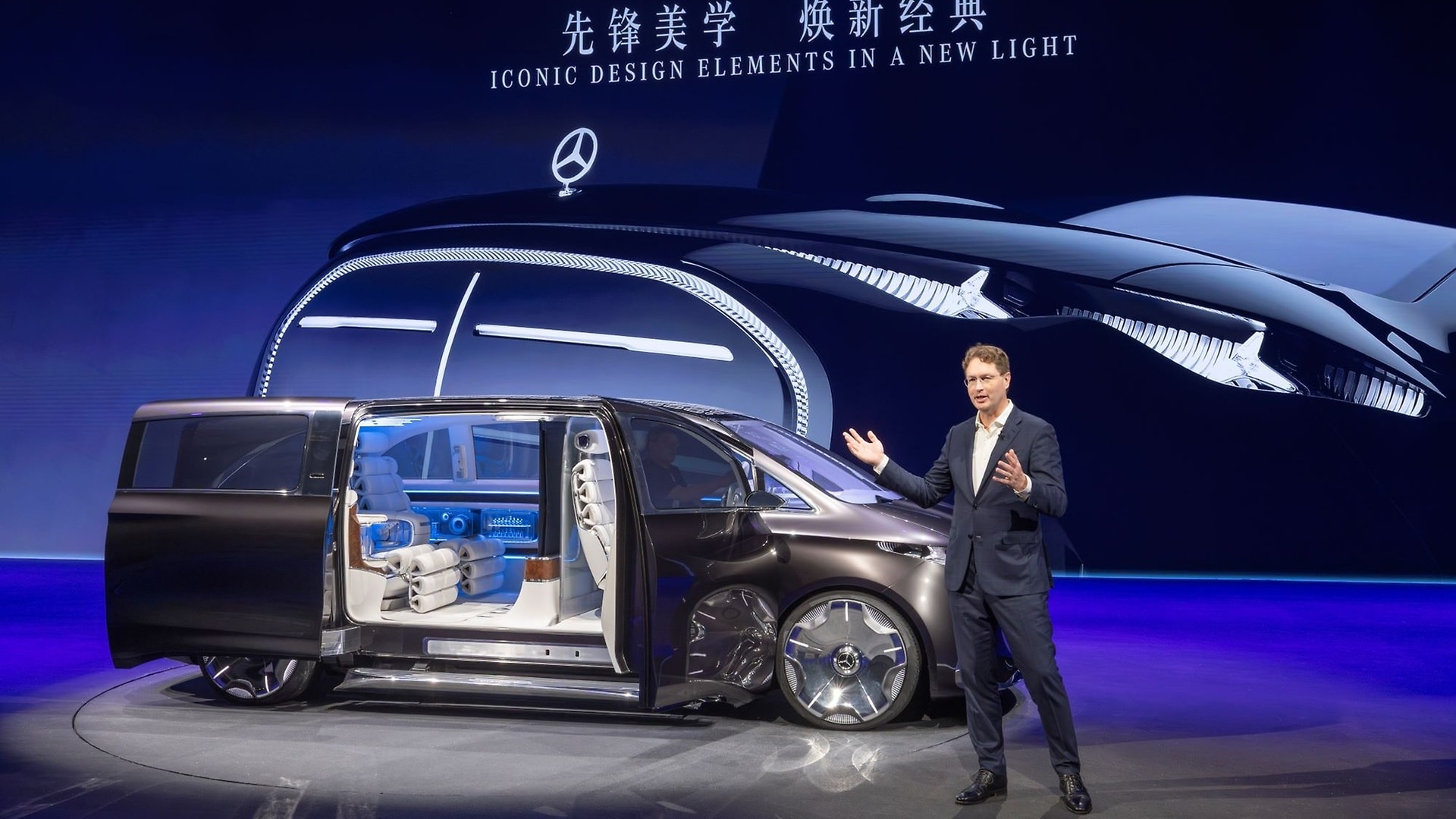 Ola Källenius, CEO von Mercedes-Benz, enthüllte das Showcar Vision V, das einen Ausblick auf ein neues Segment luxuriöser Limousinen gibt und den Weg für eine neue Ära bei Mercedes-Benz Vans ebnet. 
