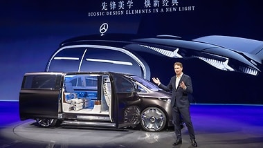 Ola Källenius, CEO von Mercedes-Benz, enthüllte das Showcar Vision V, das einen Ausblick auf ein neues Segment luxuriöser Limousinen gibt und den Weg für eine neue Ära bei Mercedes-Benz Vans ebnet. 