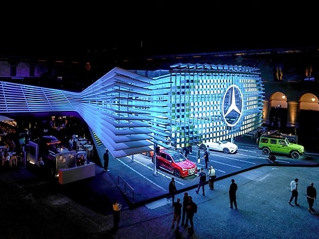 The striking illuminated sculpture in the centre of the Apothekenhof of the Munich Residence’s courtyard represents the brand’s new iconic grille on a grand scale.