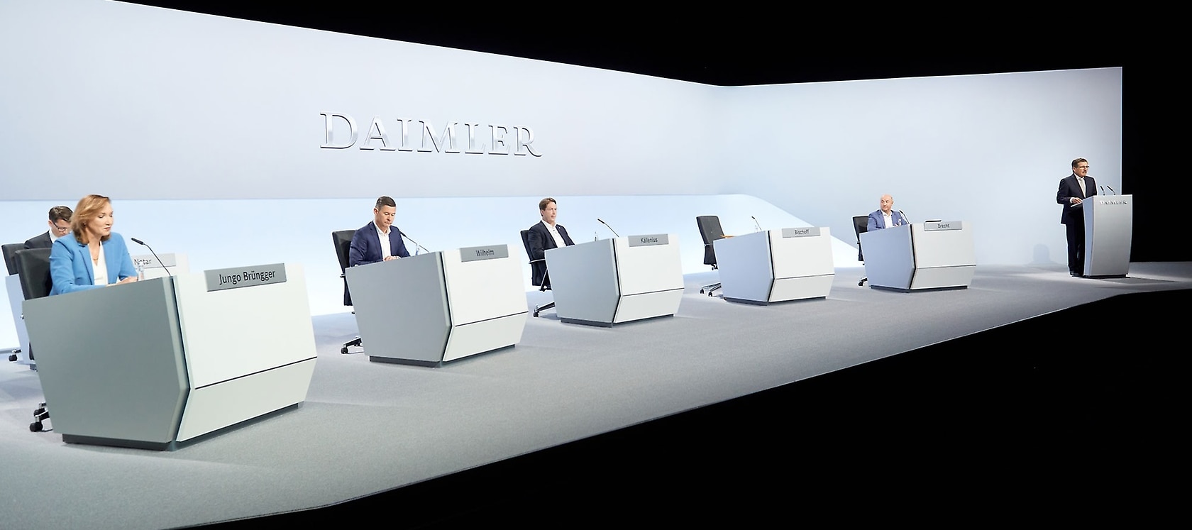 (v.l.n.r.) Renata Jungo Brüngger Vorstandsmitglied der Daimler AG verantwortlich für Integrität und Recht, Harald Wilhelm, Vorstandsmitglied der Daimler AG verantwortlich für Finanzen & Controlling und Daimler Mobility und Mercedes-Benz AG, Ola Källenius, Vorstandsvorsitzender der Daimler AG und Mercedes-Benz AG, Michael Brecht, stellvertretender Vorsitzender des Aufsichtsrates sowie Dr. Manfred Bischoff, Vorsitzender des Aufsichtsrats der Daimler AG.