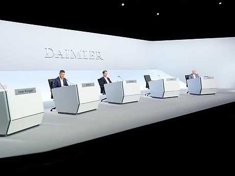 (f.l.t.r.) Renata Jungo Brüngger member of the Board of Management of Daimler AG responsible for Integrity and Legal Affairs, Harald Wilhelm, Member of the Board of Management of Daimler AG responsible for Finance & Controlling and Daimler Mobility and Mercedes-Benz AG, Ola Källenius, Chairman of the Board of Management of Daimler AG and Mercedes-Benz AG, Michael Brecht, Deputy Chairman of the Supervisory Board of Daimler AG as well as Dr. Manfred Bischoff, Chairman of the Supervisory Board of Daimler AG.