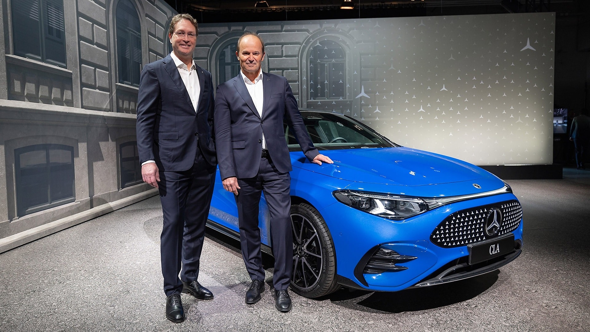 Hauptversammlung 2025: Ola Källenius und Martin Brudermüller vor dem neuen Mercedes-Benz CLA mit EQ Technologie.