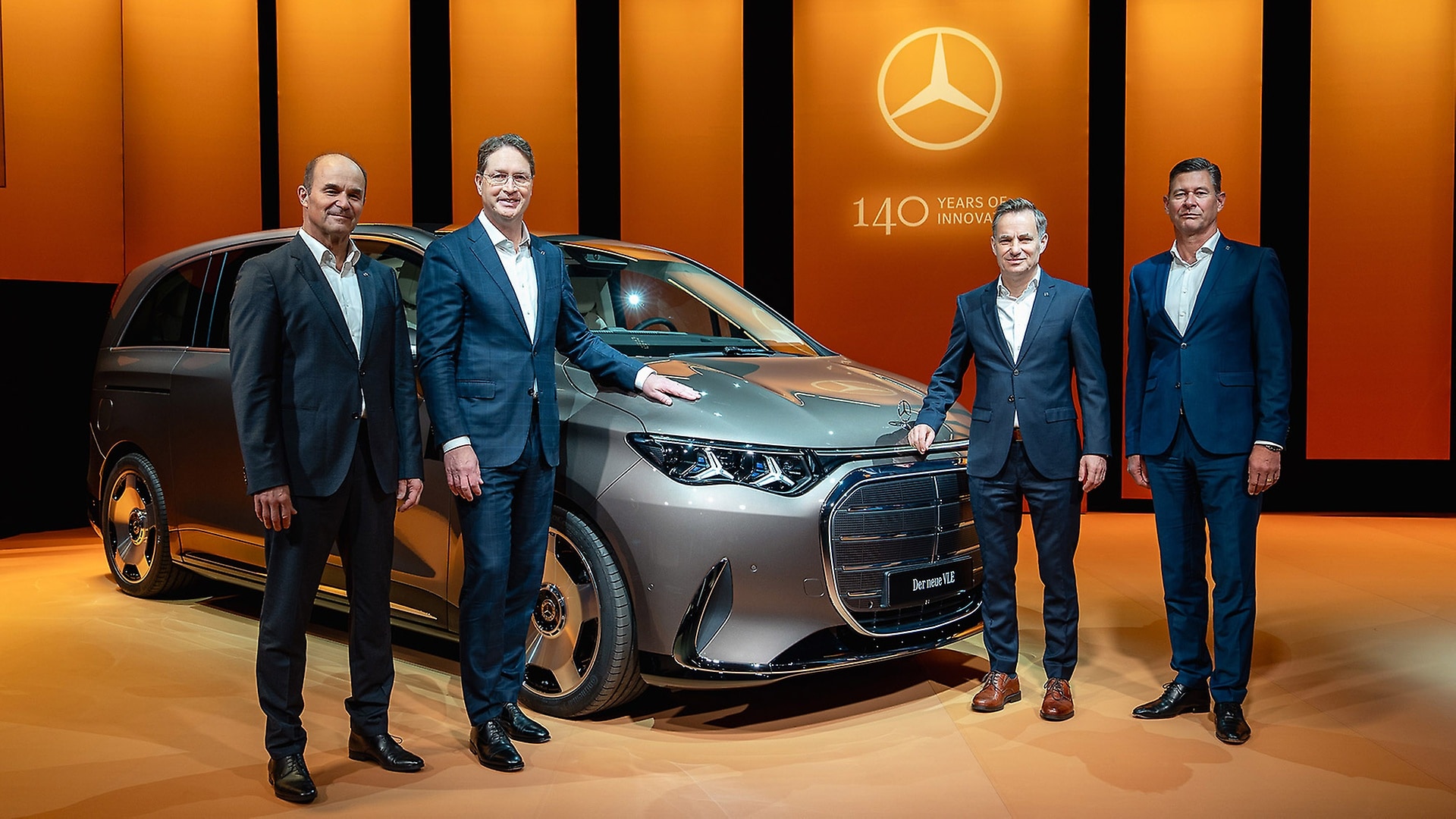Mercedes-Benz Group AG Hauptversammlung 2026 (von links): Martin Brudermüller (Vorsitzender des Aufsichtsrates), Ola Källenius (Vorsitzender des Vorstandes), Olaf Schick (Integrität, Governance & Nachhaltigkeit) und Harald Wilhelm (Finanzen & Controlling).