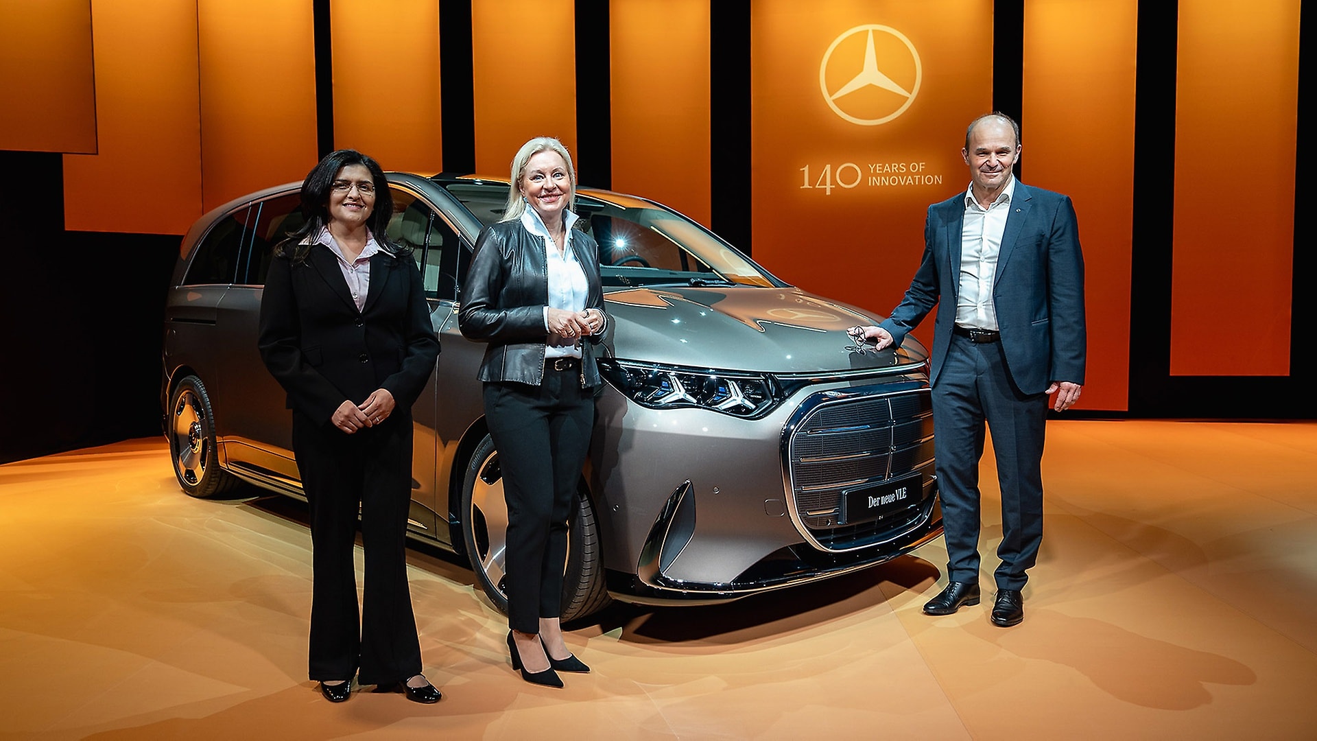 Die neuen Aufsichtsratsmitglieder Rashmi Misra und Katharina Beumelburg mit Aufsichtsratsvorsitzendem Martin Brudermüller.