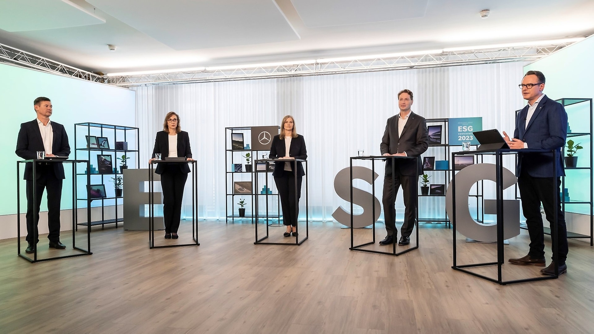 Mercedes-Benz Group ESG Conference 2023: Q&A Session with (from left) Harald Wilhelm, Renata Jungo Brüngger, Sabine Kohleisen, Ola Källenius and Steffen Hoffmann.