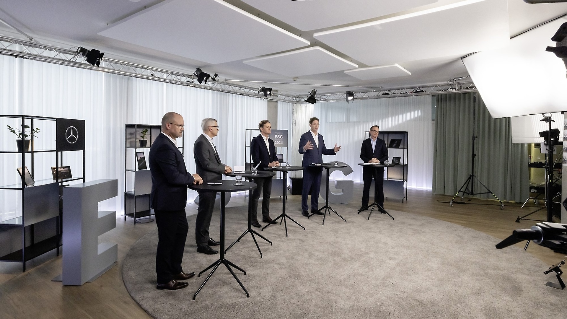 Mercedes-Benz ESG Conference 2024 Q&A Session with (from left): Jörg Burzer, Franz Reiner, Markus Schäfer, Ola Källenius and Steffen Hoffmann.