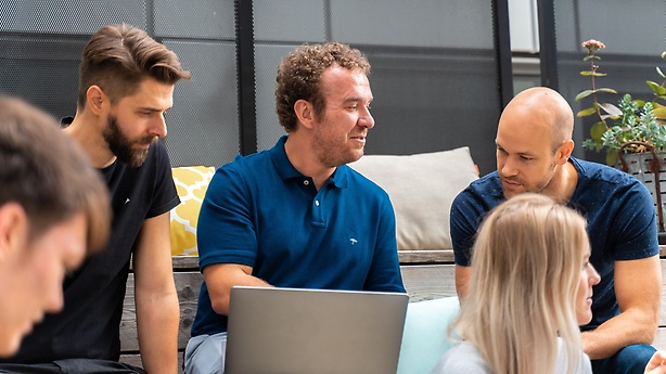 Gerne nutzt das Team die agilen Arbeitsflächen.