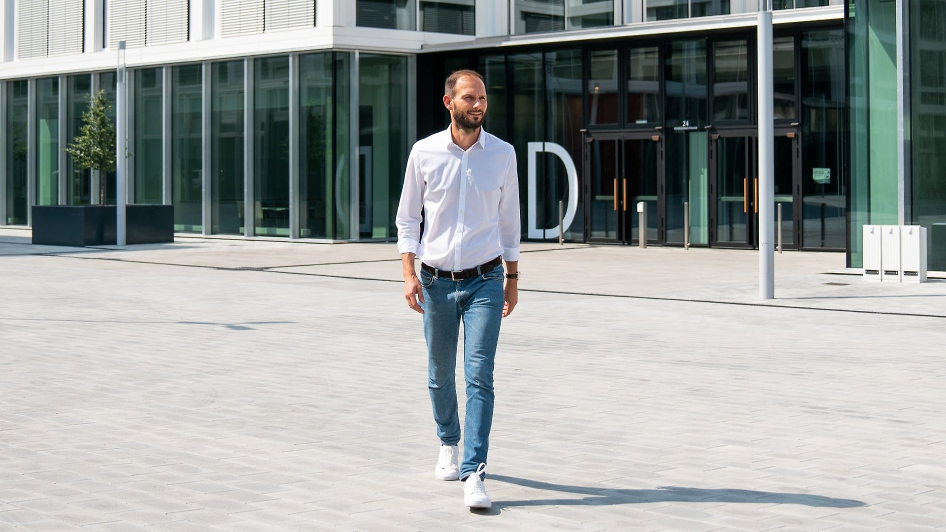 Nach seinem Bachelor-Abschluss blieb Benjamin Brügel im Unternehmen und schloss berufsbegleitend sein Masterstudium ab.