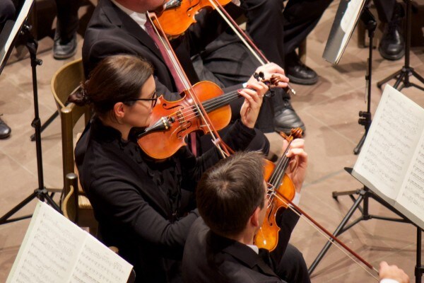 Als Violinistin und stellvertretende Konzertmeisterin im Mercedes-Benz Sinfonieorchester tritt Barbara Brandstetter auf Events auf und stellt dabei ihr Talent am Bogen unter Beweis. 