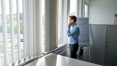 Büro mit Aussicht: Thomas Walter an seinem Arbeitsplatz in Böblingen.