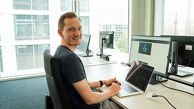Future portal under control: With Mercedes-Benz /developers, Manuel Schwandt and his team offer interfaces and data for innovative vehicle-related services.