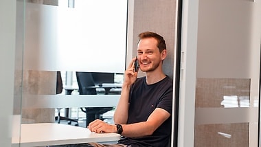  Geben Sie hier Ihren Text ein. Interne und vertrauliche Inhalte sind erlaubt. × Always in touch with the community: In order to optimize the Mercedes-Benz /developers Portal, Manuel Schwandt works with developers worldwide on all channels.