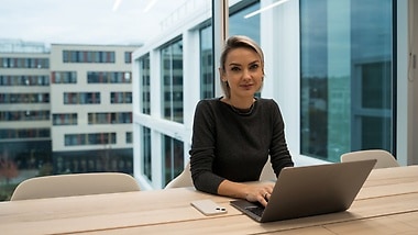 „Ich bin dafür verantwortlich, unsere Software-Produkte zu planen und auch strategisch weiterzuentwickeln, also zu schauen, wo es langfristig hingehen soll.“