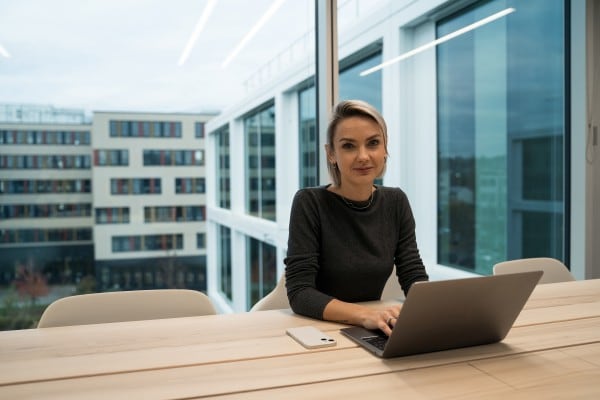 „Ich bin dafür verantwortlich, unsere Software-Produkte zu planen und auch strategisch weiterzuentwickeln, also zu schauen, wo es langfristig hingehen soll.“