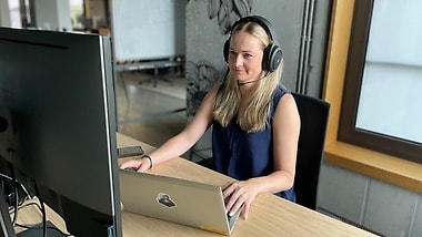 Sandra Büchler, here as a trainee at MBition, is one of the first participants in the Pioneers Programme at the Mercedes-Benz plant in Berlin on the home stretch of her training as a junior software developer.